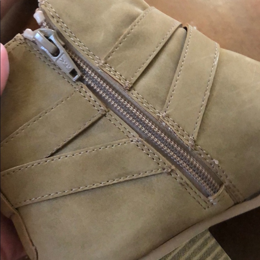 boots - Picture 3 of 7
